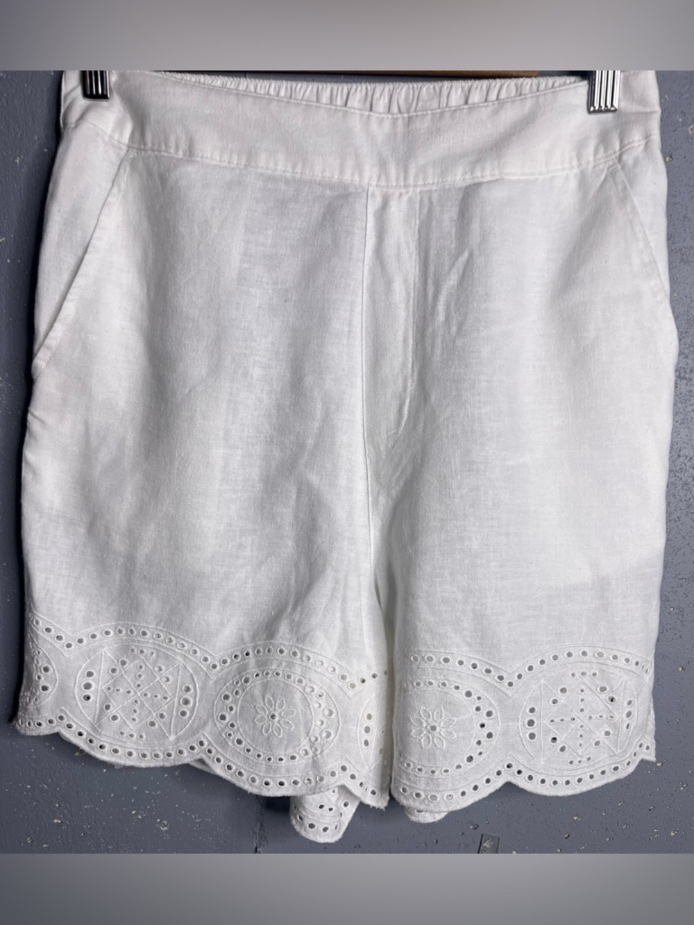 Alice + Olivia Linen Blend Eyelet Hemmed in size 10.